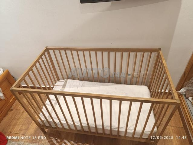 Lit bébé avec matelas très bon état - 2