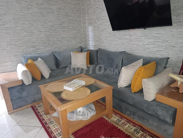 Canapé moderne gris avec table en bois - 2