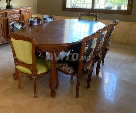 Table à manger avec miroir et vitrine