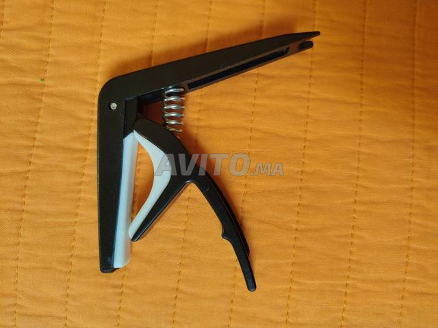 Capodastre de guitare neuf à vendre.