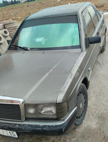 Mercedes 190 avec 3 taxes, nécessite peinture