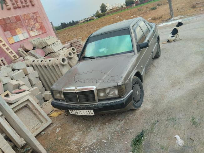 سيارة مرسيدس 190 فيها 3 ضرائب خصها صباغ