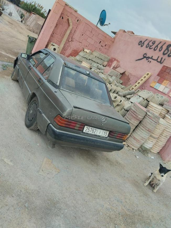 سيارة مرسيدس 190 فيها 3 ضرائب خصها صباغ