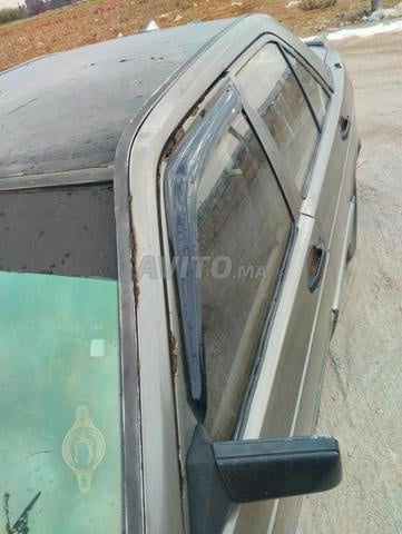 Mercedes 190 avec 3 taxes, nécessite peinture - 2