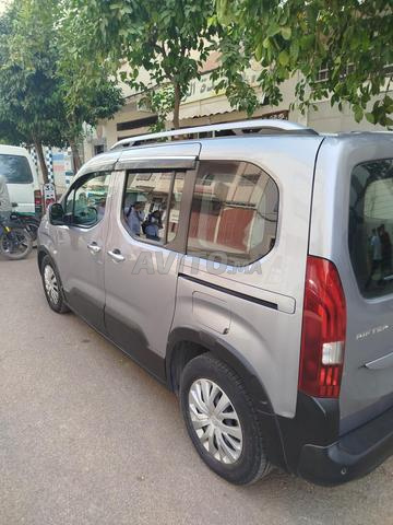 Voiture neuve vitres électriques sur 4 - 2