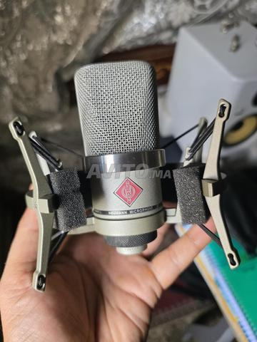 microphone Neumann TLM 102 , avec accessoires.