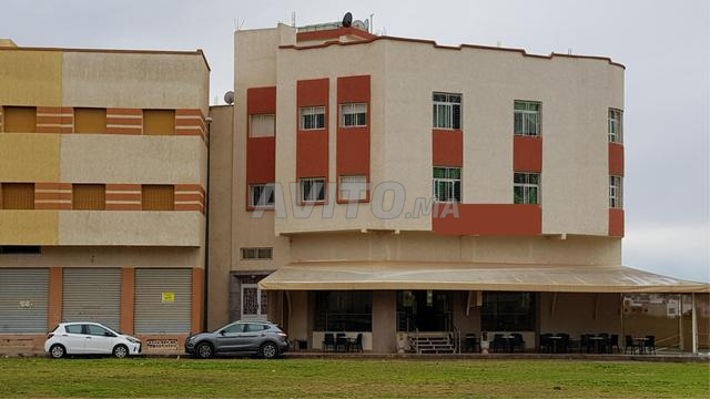 Maison, garages et local pour café