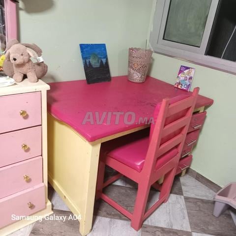 Bureau lit superposé de 2 étages en bon état. Contactez-moi pour plus d'informations.