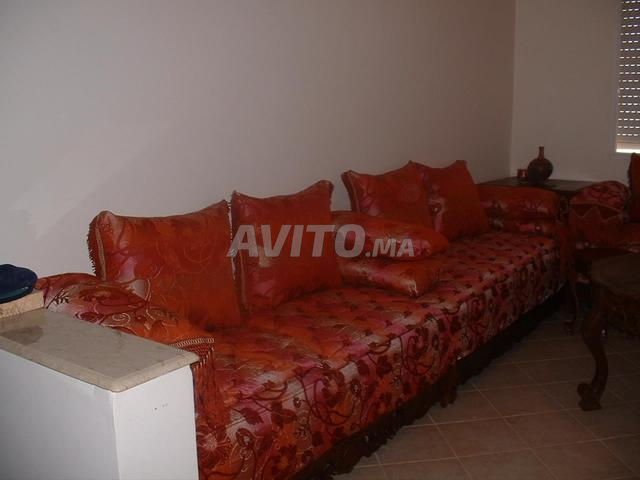 Salon marocain avec table et deux petites tables - 2
