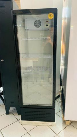 Réfrigérateur de présentation vertical moderne pour équiper les magasins et boutiques - 2