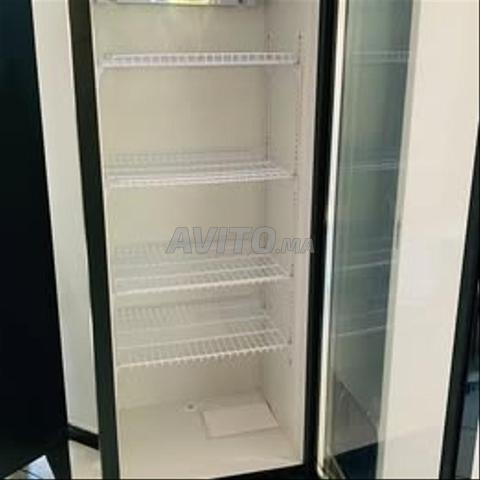 Réfrigérateur de présentation vertical moderne pour équiper les magasins et boutiques - 2