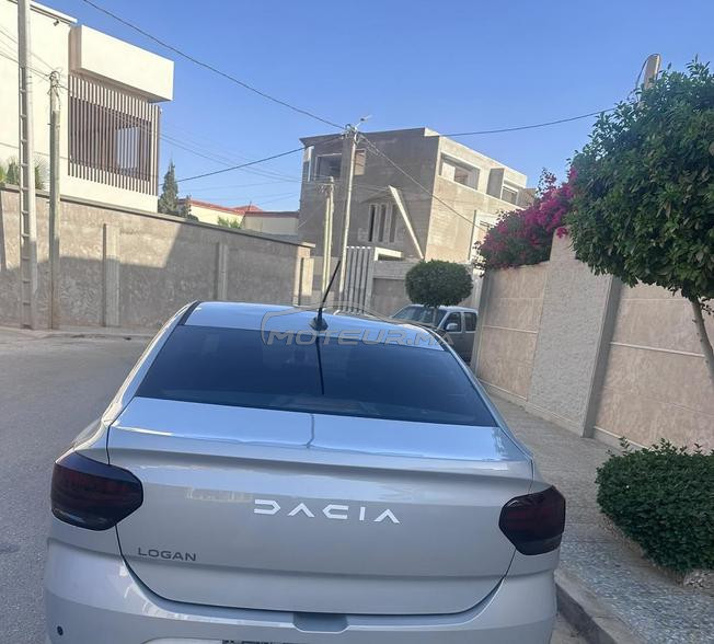 سيارة متواجدة بمدينة العيون