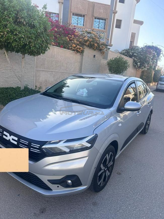 سيارة متواجدة بمدينة العيون