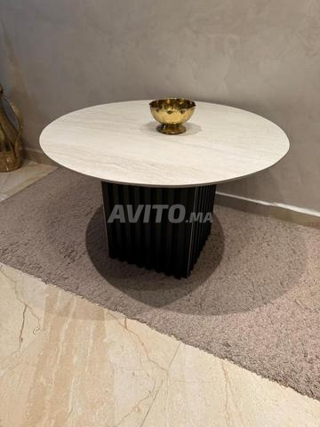 Table à manger ronde au design moderne et nouveau. - 2