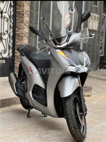 SH350i Modèle 2023 Douane 2026 Moteur propre 10/10 - 2