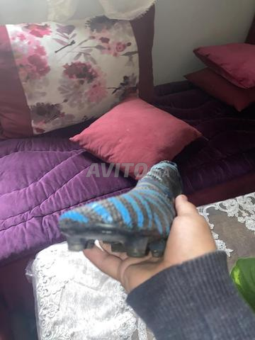 Deux chaussures de football 170dh avec protège-tibias