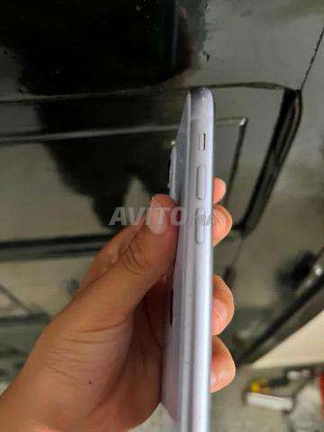 iPhone 11 à vendre ou échange. Batterie et écran changés et dos cassé. - 2