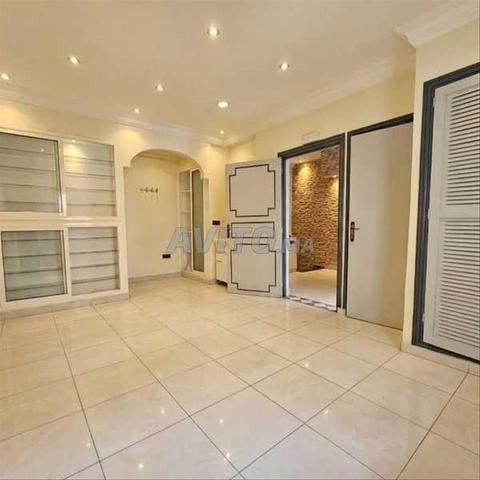 208305-شقة للإيجار بـ 9000 درهم بالمدينة