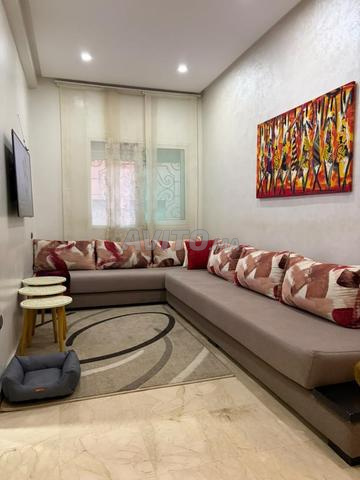 Salon en L moderne avec tapis et rideaux - 2