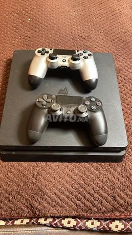 Playstation 4 slim avec 2 manettes originales