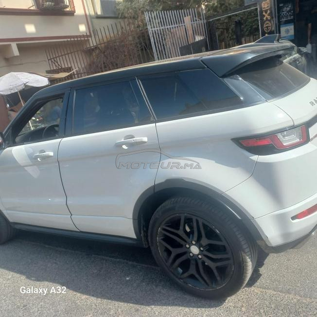 land-Rover évoque