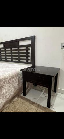 Lit avec matelas, chevet et 3 tapis - 2