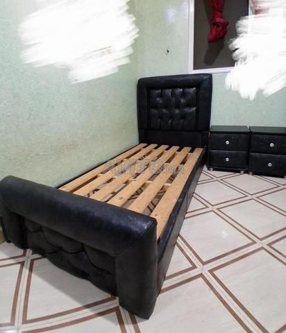 إطار سرير وطاولة بجانب السرير - 2