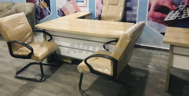 Bureau et chaises - 2