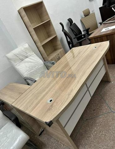 Bureau et chaises - 2
