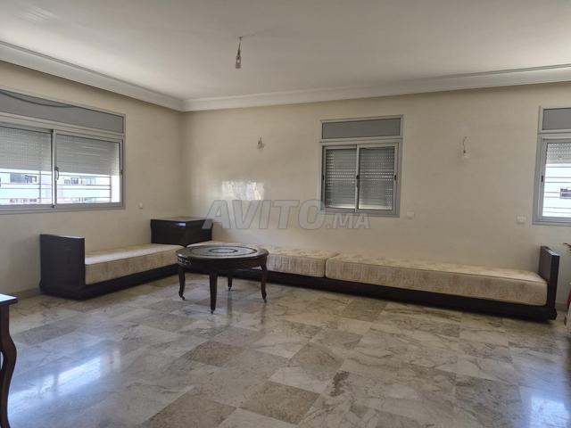 Je vends un salon en L avec coin et table