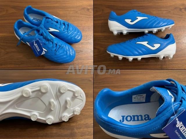 Bottes de football Joma bleues et blanches