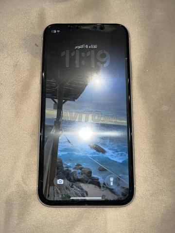 آيفون 11 عادي، لا يزال جديداً ونظيفاً - 2