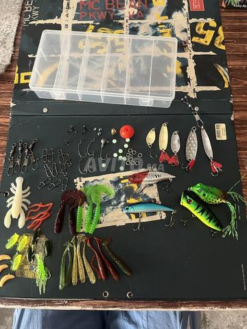 Pack composé de 93 articles de pêche, incluant leurres, hameçons et autres