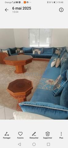 صالون مغربي بحالة جيدة مع طاولات ومنفضات سجائر