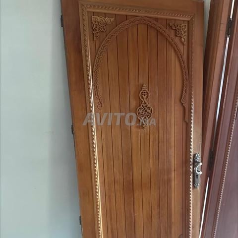 Porte en cèdre presque neuve à vendre