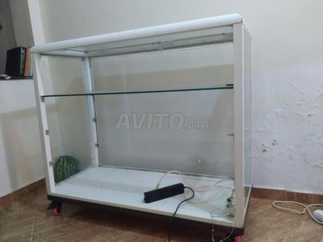 Vitrine avec éclairage partiel et couleurs - 2