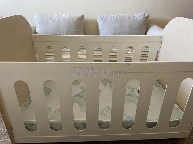 Vends lit bébé avec matelas très peu servi - 2
