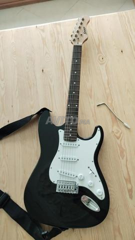 Guitare électrique avec amplificateur peu utilisée