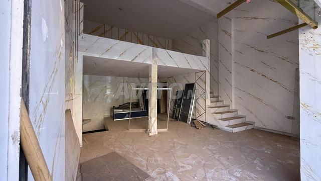 Magasin 146 m2 à côté de Sup de Co