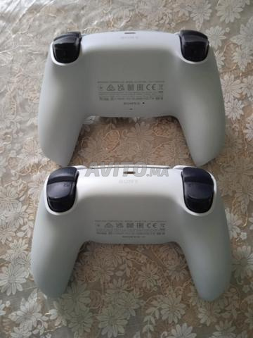 اثنان من أجهزة تحكم PS5 DualSense V2 الرسمية - 2