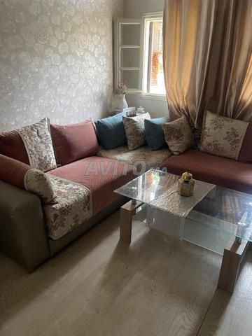 Salon en L avec table basse en verre