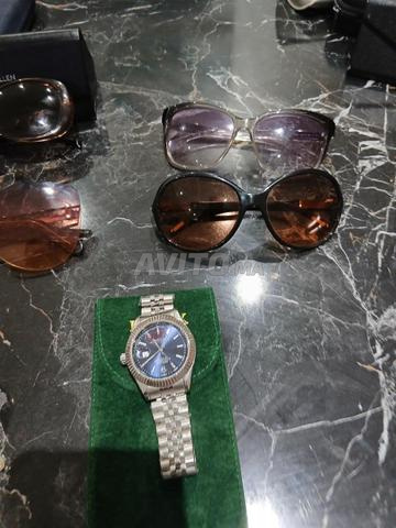 Lunettes solaires originales et montre à vendre