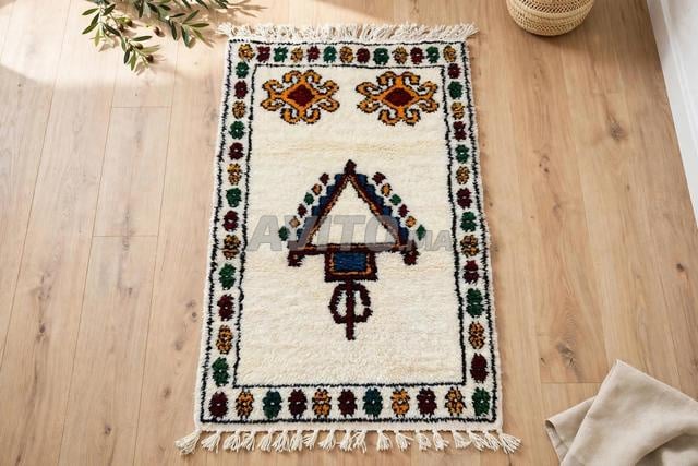 Tapis traditionnel fait en laine du cœur des montagnes de l'Atlas