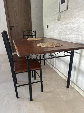 Salle à manger table et chaises - 2
