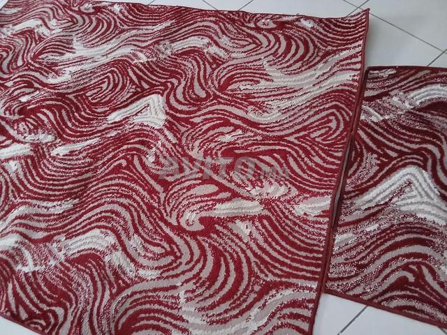 Tapis et petite table, dimensions 1.50 sur 2 - 2