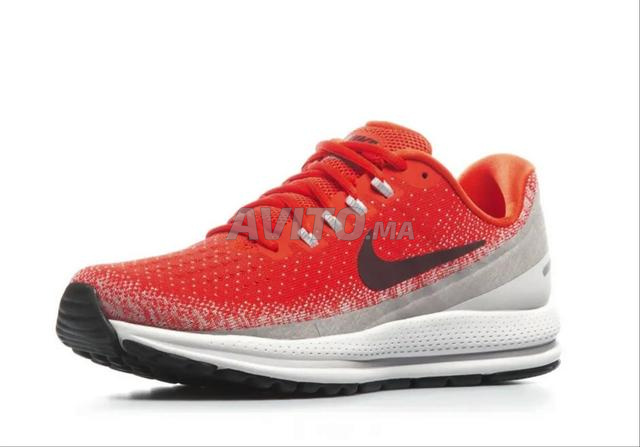 NIKE AIR ZOOM VOMERO 13 / ROUGE HABANERO 42,5 / NEUF