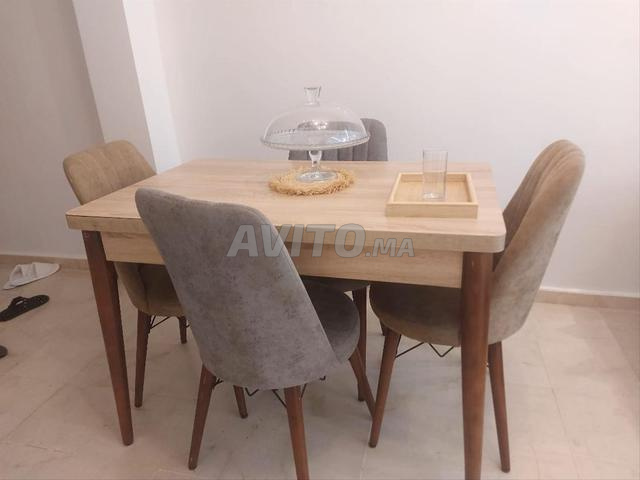 Table avec quatre chaises - 2
