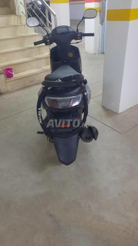 Bonjour, moto encore neuve - 2