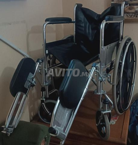 Fauteuil roulant pliable avec repose-jambes, confort et autonomie