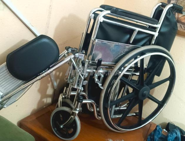 Fauteuil roulant pliable avec repose-jambes, confort et autonomie - 2